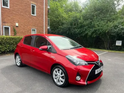 Used Toyota Yaris 100 HP (73 kW) 2016 Red Hatchback