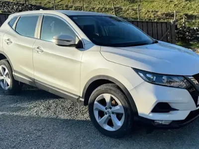 Używany Nissan Qashqai Acenta Premium 160 KM (117 kW) 2020 Biały SUV