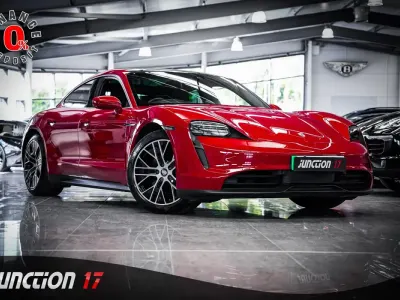 Begagnad Porsche Taycan Performance Package 389 kW (530 HK) 2020 Röd Sedan