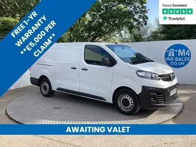 Second-hand Vauxhall Vivaro 145 CP (106 kW) 2024 Alb Monovolum