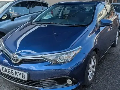 Used Toyota Auris Business Edition 112 HP (82 kW) 2016 Blue Hatchback
