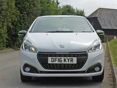 Used Peugeot 208 2016 Glacier white Hatchback