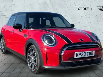 Begagnad Mini Cooper Exclusive 136 HK (100 kW) 2023 Röd Halvkombi