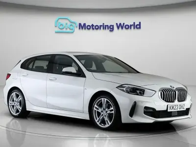 Begagnad BMW 118 M Sport 136 HK (100 kW) 2023 Vit Halvkombi