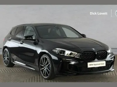 Käytetty BMW M135 Comfort Edition 306 HP (225 kW) 2021 Musta Viistoperä