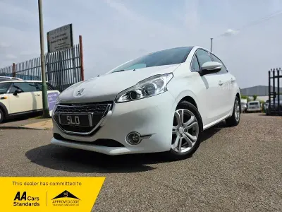 Used Peugeot 208 Allure 95 HP (69 kW) 2012 White Hatchback