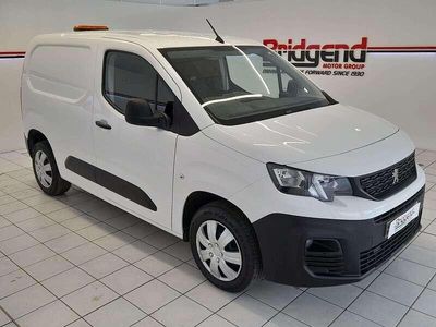 Begagnad Peugeot Partner Premium 131 HK (96 kW) 2022 Rosa Minibuss