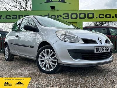 Używany Renault Clio II Expression 68 KM (50 kW) 2006 Srebrny Hatchback