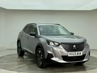 Begagnad Peugeot 2008 Allure+ 2023 Grå SUV