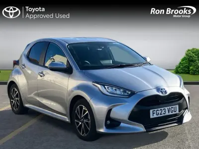 Second-hand Toyota Yaris Hybrid Design 2023 Argintiu Hatchback
