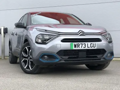 Begagnad Citroën e-C4 100 kW (136 HK) 2023 Grå Halvkombi