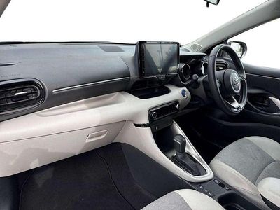 Used Toyota Yaris Hybrid 113 HP (83 kW) 2022 White Hatchback