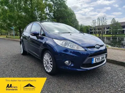 Begagnad Ford Fiesta Titanium 94 HK (69 kW) 2011 Blå Halvkombi