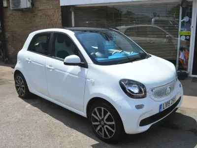 Used Smart ForFour Premium 90 HP (66 kW) 2015 White Hatchback