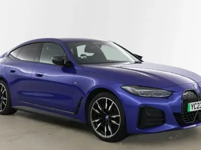 Begagnad BMW i4 Shadowline 394 kW (537 HK) 2023 Blå Sedan