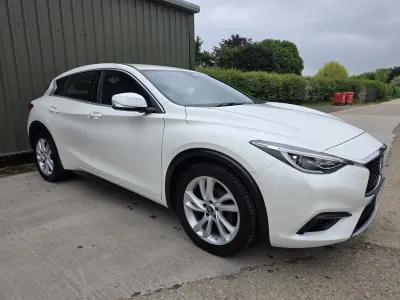 Used Infiniti Q30 122 HP (89 kW) 2017 White Hatchback