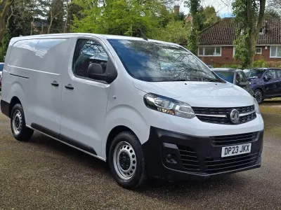 Usado Vauxhall Vivaro 100 HP (73 kW) 2023 Branco Monovolume