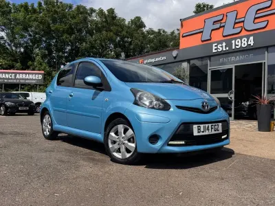 Second-hand Toyota Aygo 68 CP (50 kW) 2014 Albastru Hatchback