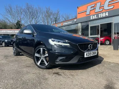 Usado Volvo V40 R-Design 152 CV (111 kW) 2019 Negro Utilitario