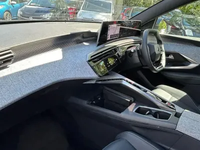 Używany Peugeot e-3008 GT 152 kW (207 KM) 2025 Niebieski SUV