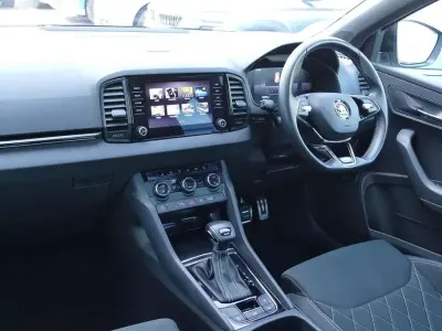 Usado Skoda Karoq SportLine 187 CV (137 kW) 2023 Gris SUV