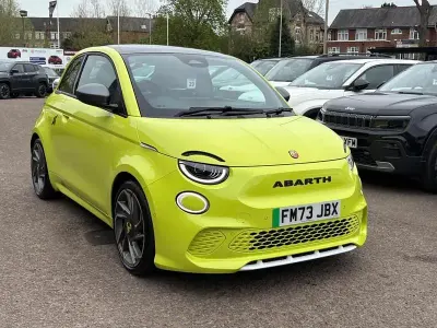 Begagnad Abarth 500e Scorpionissima 114 kW (155 HK) 2024 Grön Halvkombi