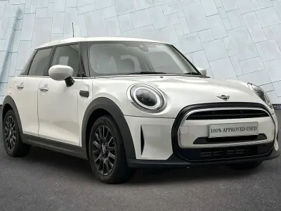 Usado Mini Cooper Classic 134 HP (98 kW) 2023 Branco Citadino