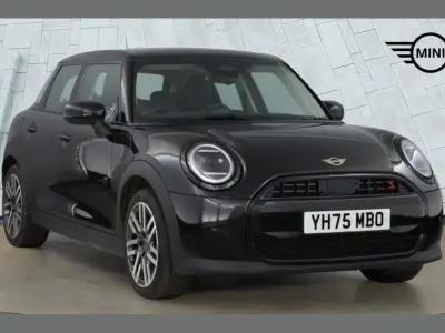 Begagnad Mini Cooper Classic 150 kW (204 HK) 2025 Svart Halvkombi