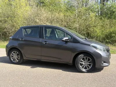 Begagnad Toyota Yaris Plus 2014 Grå Halvkombi