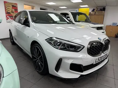 Begagnad BMW M135 Sport Line 2020 Vit Halvkombi