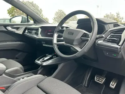 Usado Audi Q4 e-tron S-Line 150 kW (204 HP) 2023 Cinzento SUV