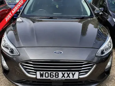 Begagnad Ford Focus Zetec 100 HK (73 kW) 2019 Grå Halvkombi