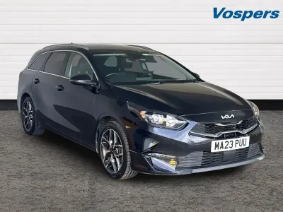 Begagnad Kia Ceed 2023 Svart Halvkombi