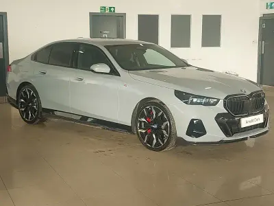 Usado BMW 550e Comfort Edition 489 CV (359 kW) 2025 Gris Berlina