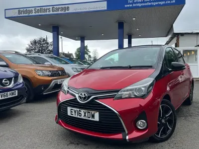 Used Toyota Yaris Design 99 HP (72 kW) 2016 Red/black Hatchback