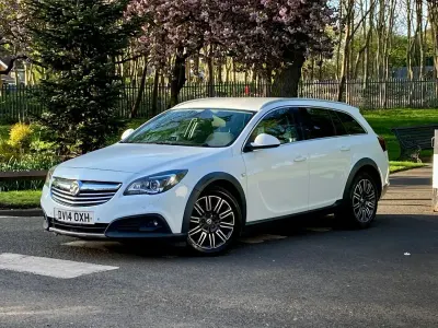 Used Vauxhall Insignia 163 HP (119 kW) 2014 White Estate