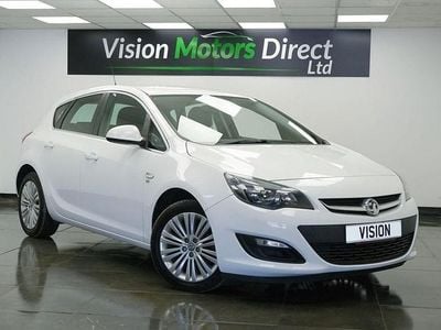 Second-hand Vauxhall Astra Excite 100 CP (73 kW) 2014 Alb Hatchback