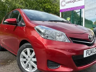 Used Toyota Yaris 101 HP (74 kW) 2014 Red Hatchback