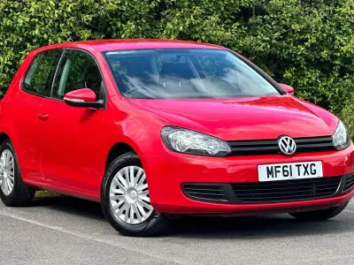 Begagnad VW Golf VI S 105 HK (77 kW) 2011 Röd Halvkombi