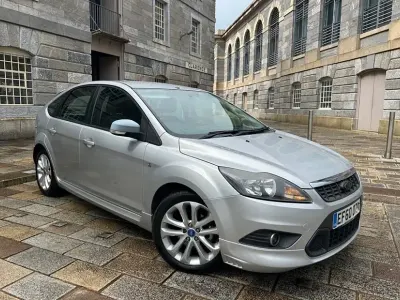 Usado Ford Focus Zetec 110 CV (80 kW) 2011 Plateado Utilitario