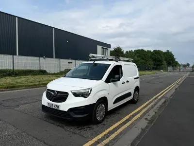 Second-hand Vauxhall Combo Edition 100 CP (73 kW) 2019 Alb Monovolum