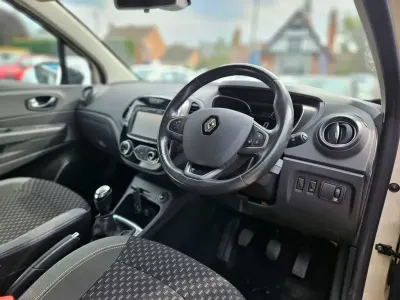 Used Renault Captur Dynamique 90 HP (66 kW) 2017 Cream/black SUV