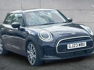 Usado Mini Cooper Exclusive 134 CV (98 kW) 2023 Negro Utilitario