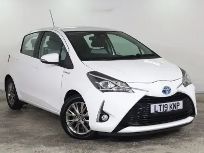 Used Toyota Yaris Hybrid 100 HP (73 kW) 2019 White Hatchback