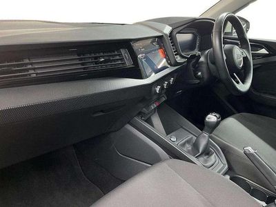 Używany Audi A1 Design 94 KM (69 kW) 2023 Biały SUV