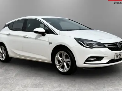 Used Vauxhall Astra SRi 105 HP (77 kW) 2019 White Hatchback
