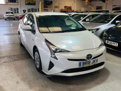 Used Toyota Prius 140 HP (102 kW) 2026 White Hatchback