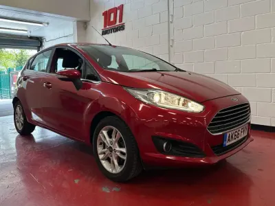Begagnad Ford Fiesta Zetec 2016 Röd Halvkombi