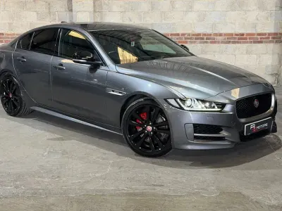 Usado Jaguar XE R-Sport 180 HP (132 kW) 2017 Cinzento Sedan