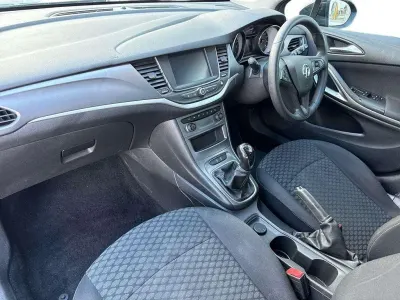Used Vauxhall Astra Design Edition 105 HP (77 kW) 2019 Black Hatchback